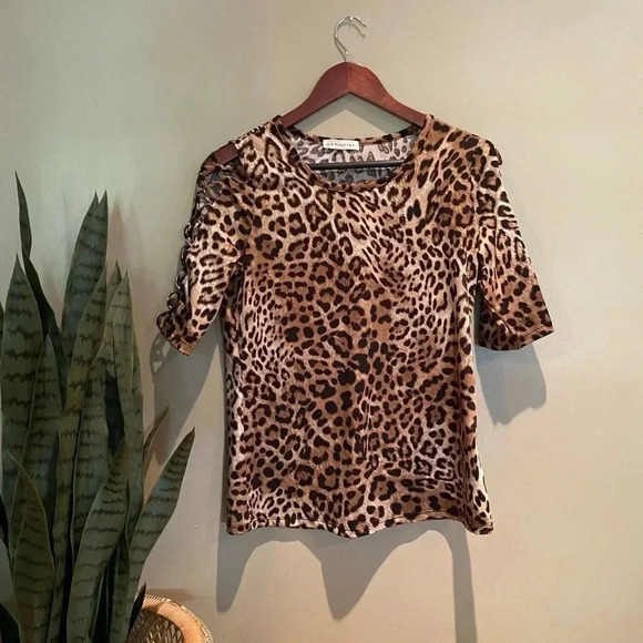 RETROLOGY CHEETAH LEOPARD TOP WITH CUT OUT SLEEVE - Picture 1 of 5